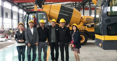 Клиент из Таиланда посещает завод Хонюань и согласовывает детали сотрудничества относительно самозагружающихся бетоносмесителей.