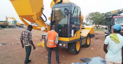 Les clients du Ghana apprennent à utiliser le camion malaxeur de béton à chargement automatique