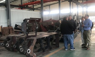El cliente de México visita la fábrica de HONGYUAN y negocia el negocio de la hormigonera autocargable.