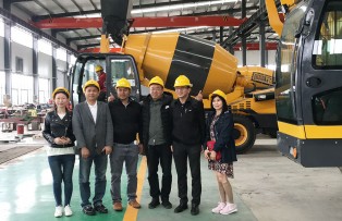 Клиент из Таиланда посещает завод Хонюань и согласовывает детали сотрудничества относительно самозагружающихся бетоносмесителей.