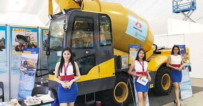 In November 2018 ,Hongyuan 4cbm self loading concrete mixer truck show at PHILICONSTRUCT exhibition