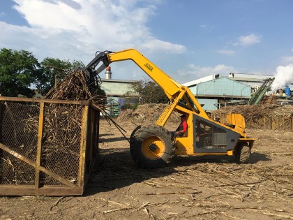 Трехколесный погрузчик сахарного тростника Хонюань работает на ферме в Индонезии..