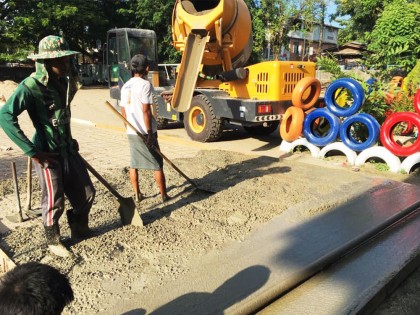 Une bétonnière auto-chargeuse de Honghyuan travaille sur un chantier au Myanmar