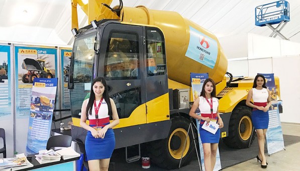 In November 2018 ,Hongyuan 4cbm self loading concrete mixer truck show at PHILICONSTRUCT exhibition