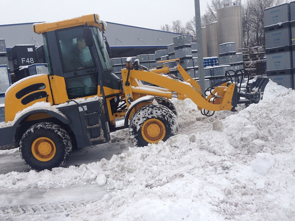 鸿源装载机在瑞典除雪