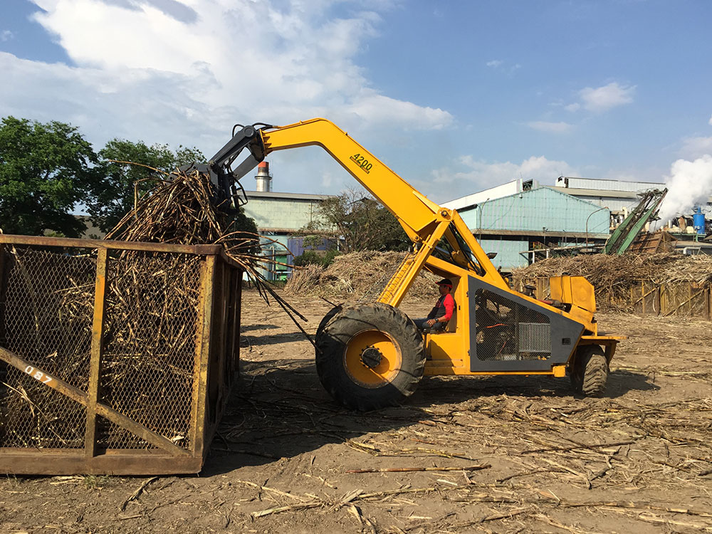 Hongyuan 3 wheel sugarcane loader work at Indonesia farm.